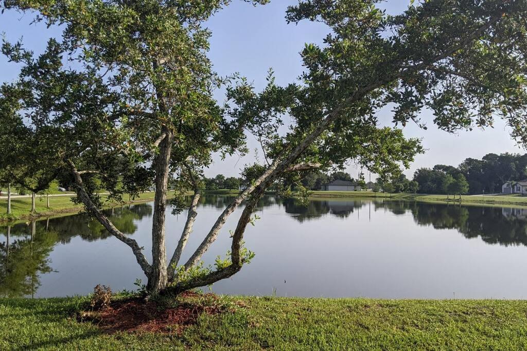 Port Saint Lucie A Little Piece Of Heaven- Peaceful Lake View Apartment- 1 Min From I95 And Turnpike Port St. Lucie Extérieur photo